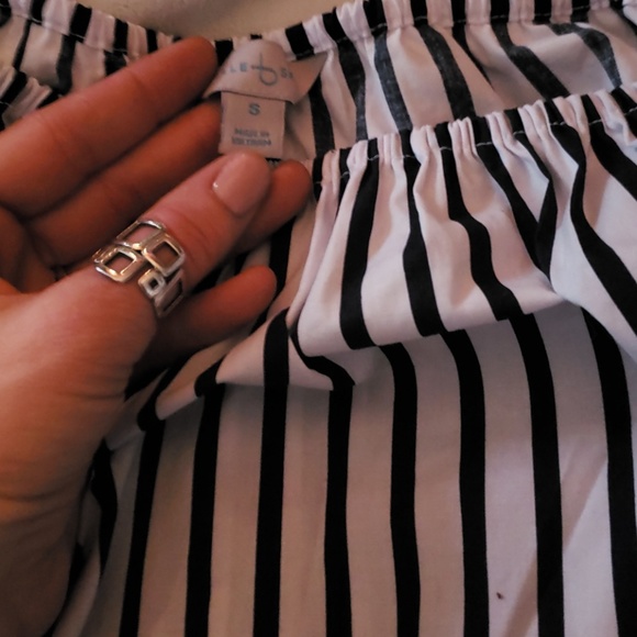 NWOT Off the shoulder , 3/4 sleeve shirt - Picture 2 of 3